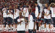 美国队球员在颁奖仪式上捧杯庆祝胜利